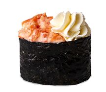 Гункан с лососем и сыром