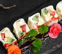 Сладкий ролл с клубникой