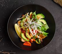 Салат с авокадо и креветками в соусе терияки