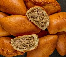 Пирожок с мясом печеный