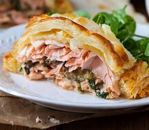 Форель в слоеном тесте