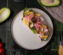 Брускетта с прошутто котто