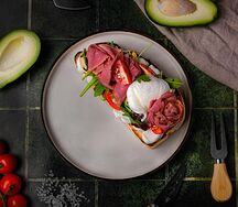 Брускетта с пастрами из говядины