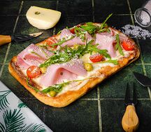 Pizza mortadella al pistacchio