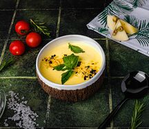 Сырный суп со слайсами из филе курицы