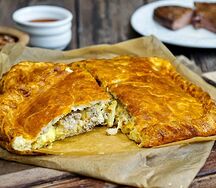 Пирог с мясом и сыром