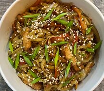 Удон с курицей и овощами