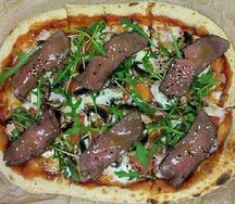 Пицца с ростбифом