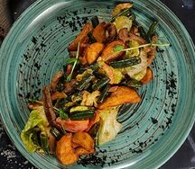 Теплый салат со свининой