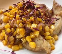 Морской окунь с кукурузой