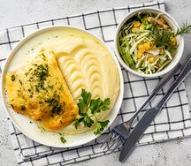Кета под моцареллой с тушеной капустой и салат Легкий
