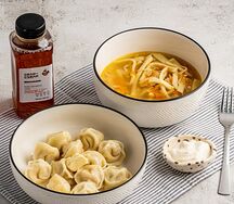 Куриные пельмени с домашней лапшой, сметаной и напитком