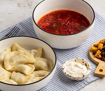 Вареники с картошкой и мясом, борщ, сметана и сухарики