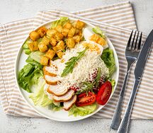 Салат Цезарь с курицей