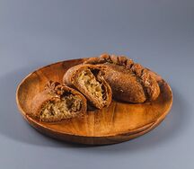Два пирожка ржаных с капустой