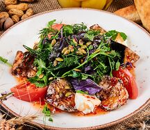 Салат с томатом, хрустящими баклажанами и сыром