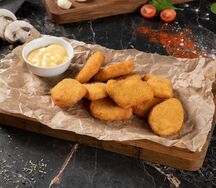 Наггетсы куриные с сыром и соусом (10 шт)