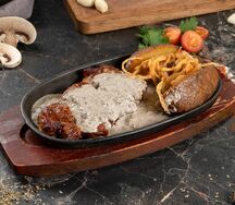 Свинина гриль с запеченным картофелем и грибным соусом
