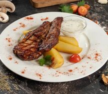 Корейка на кости с деревенским картофелем