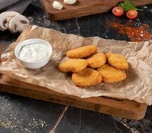 Наггетсы куриные с сыром и соусом (6 шт)