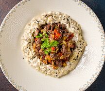 Вырезка ягненка с овощами и орехами 
