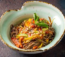 Гречневая лапша соба с овощами и кунжутными семечками
