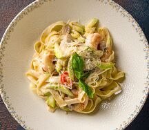 Феттуччине с креветками, сливочным соусом и сыром пармезан
