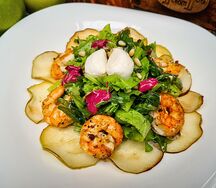 Салат с креветками, яблоком и рукколой