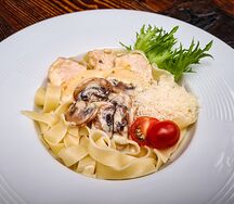 Феттучини с курицей и грибами