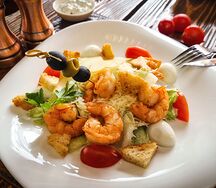 Салат Цезарь с креветками