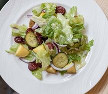 Теплый салат с колбасками, картофелем мини и маринованной горчицей