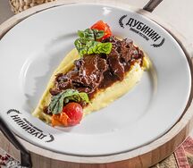 Телячьи щеки с картофельным пюре