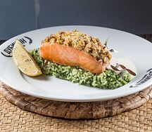 Запеченный лосось с фисташкой и пармезаном