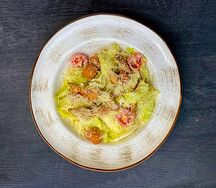 Салат Цезарь с курицей