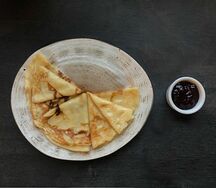 Блины с малиновым джемом