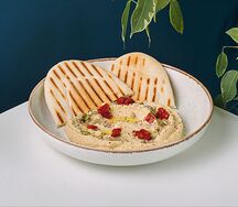 Хумус с вялеными томатами и питой