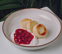 Сырники со сметаной и клубничным компоте