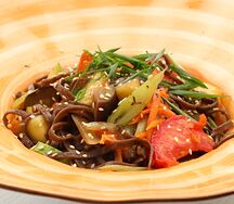 Гречневая лапша с сезонными овощами