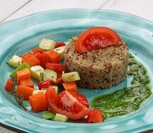 Киноа с овощами и зеленым соусом
