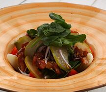 Салат с маринованной грушей и беконом