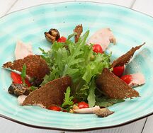Салат с баклажаном и копченым куриным филе