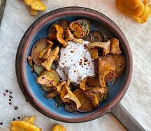 Молодой картофель с лисичками и сметаной