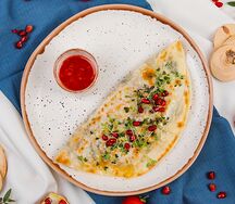 Кутаб с томатами, сыром и зеленью