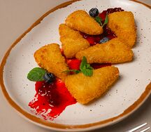 Жареный сыр Сулугуни с клюквенным соусом