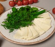 Домашняя брынза с букетом зелени