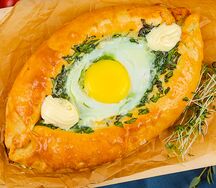 Хачапури со шпинатом, сыром и яйцом
