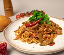 Жареный лагман с говядиной и овощами