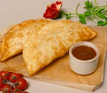 Чебуреки с фаршем из говядины и баранины и соусом Аджика