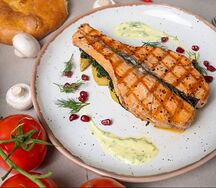 Семга с обжаренным картофелем, шпинатом и соусом шампань