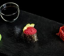 Гункан с оранжевой тобикой